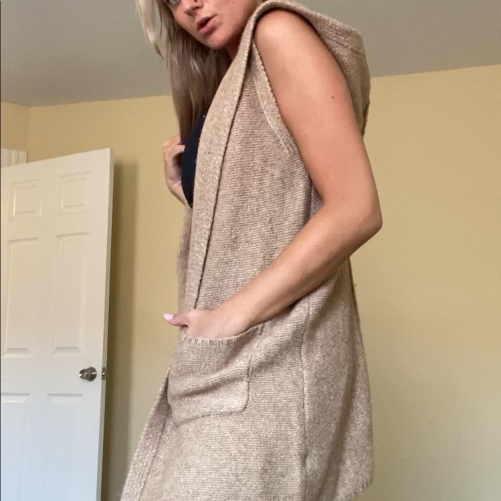 Tahari Tan Sleeveless Sweater Vest